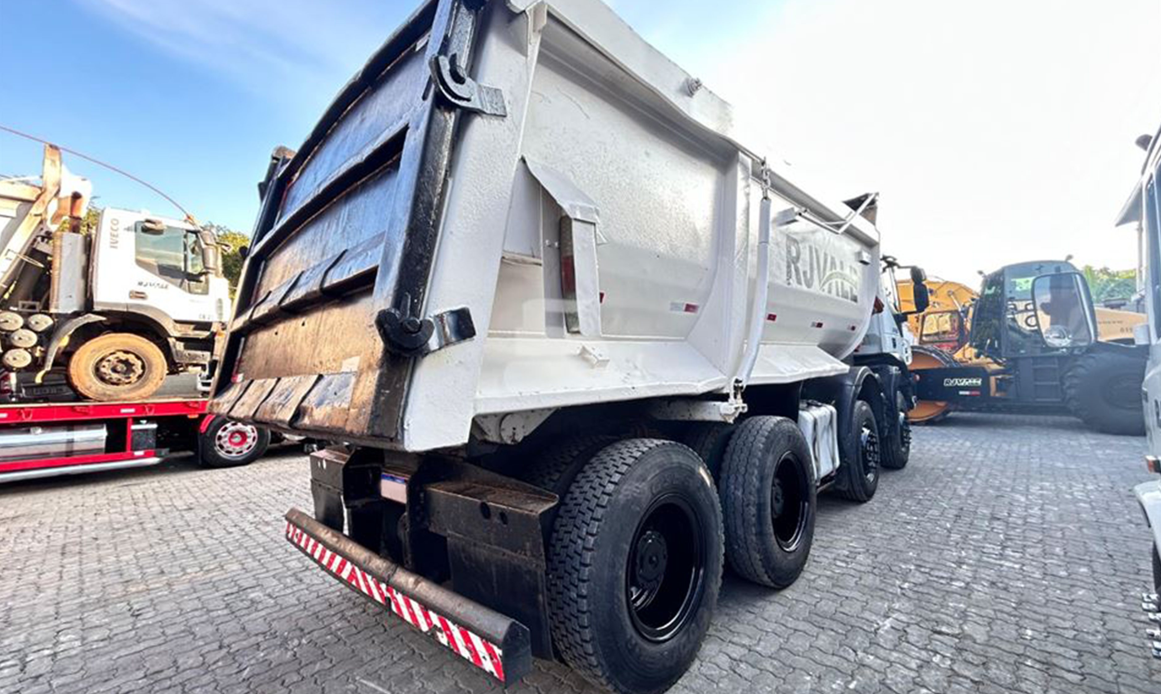 Caminhão IVECO TRAKKER 380-T42 6x4 (Diesel)