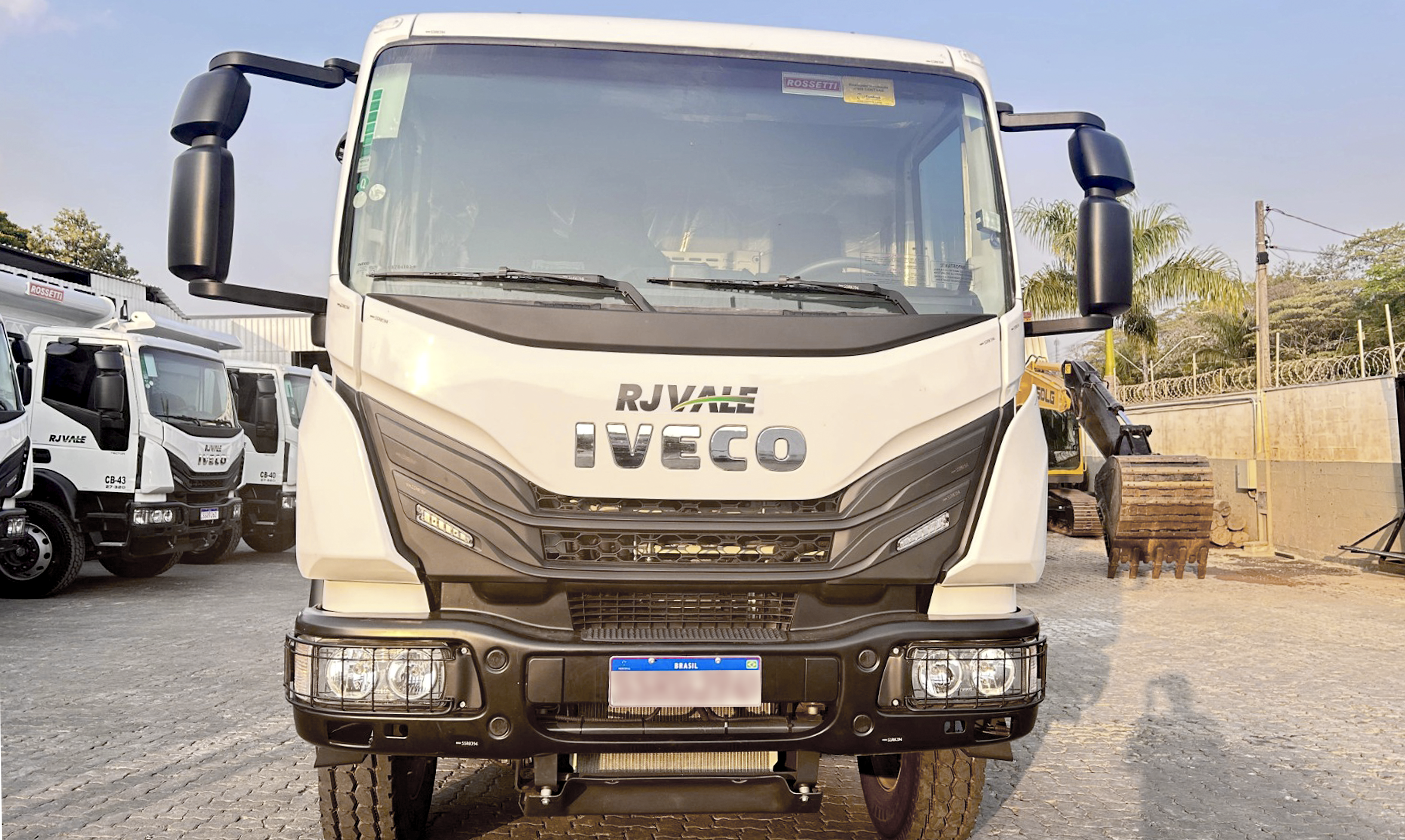 Caminhão Iveco TECTOR 27-320 6x4 2p (Diesel)(E6)