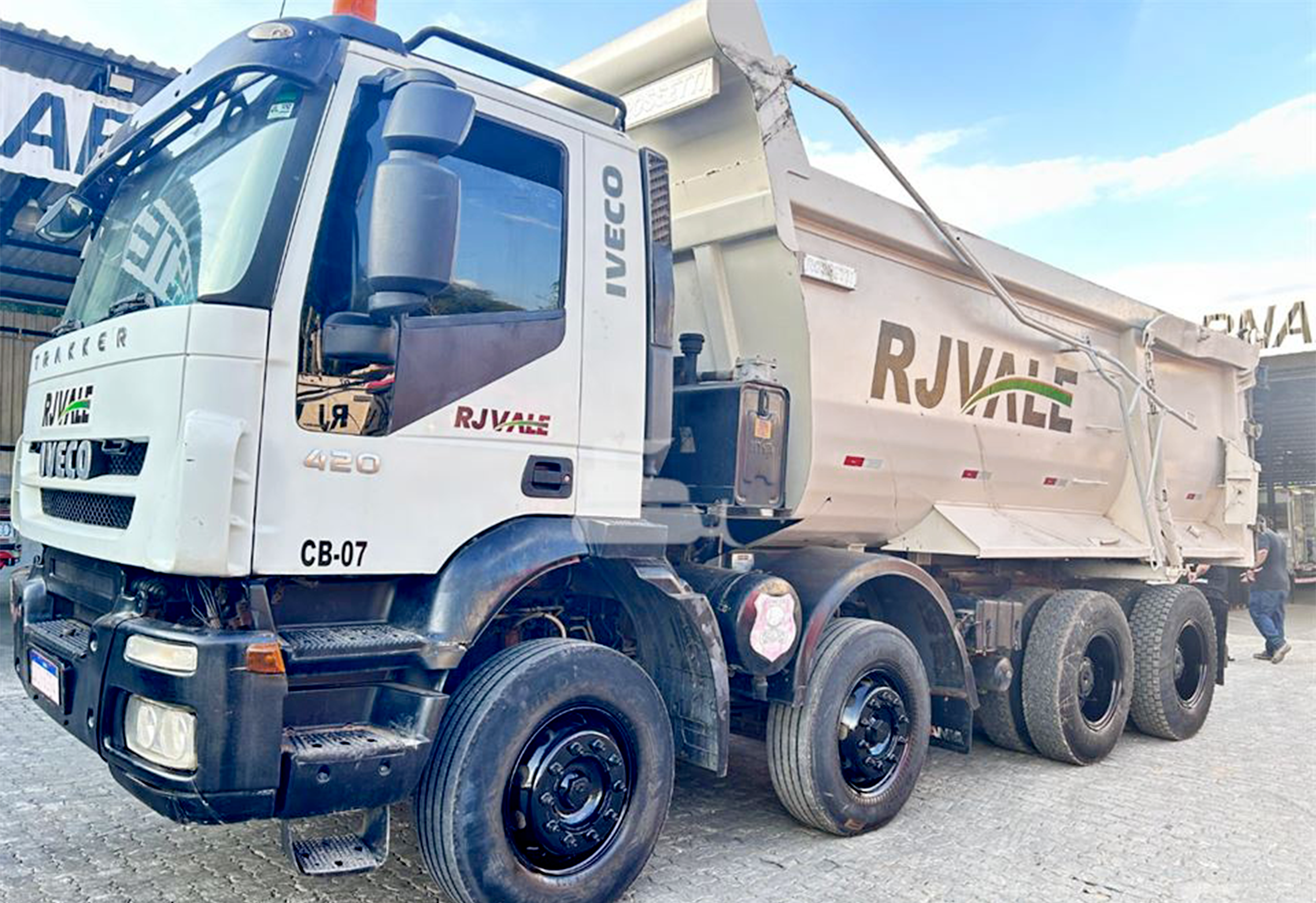 Caminhão IVECO TRAKKER 380-T42 6x4 (Diesel)