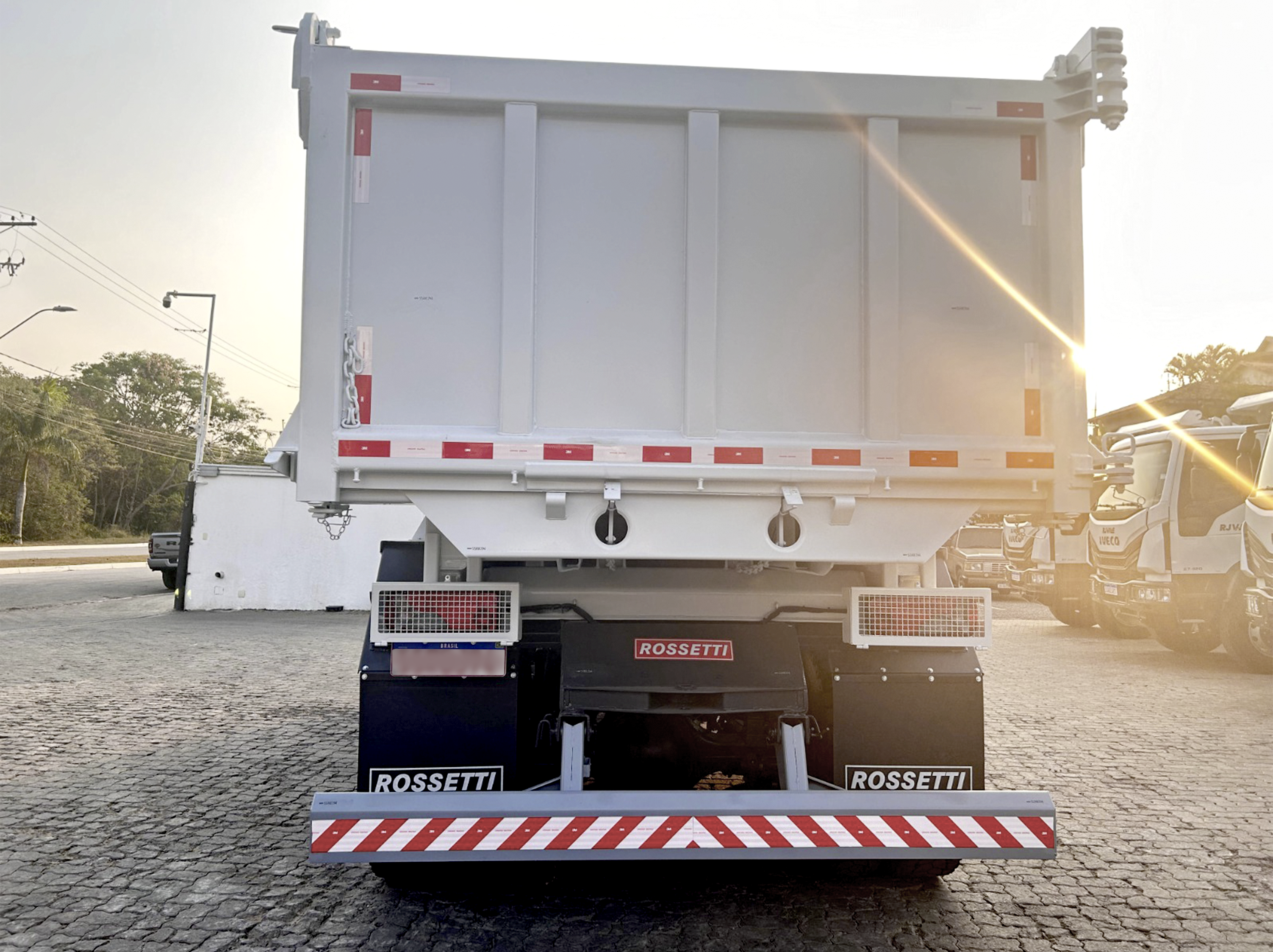 Caminhão Iveco TECTOR 27-320 6x4 2p (Diesel)(E6)