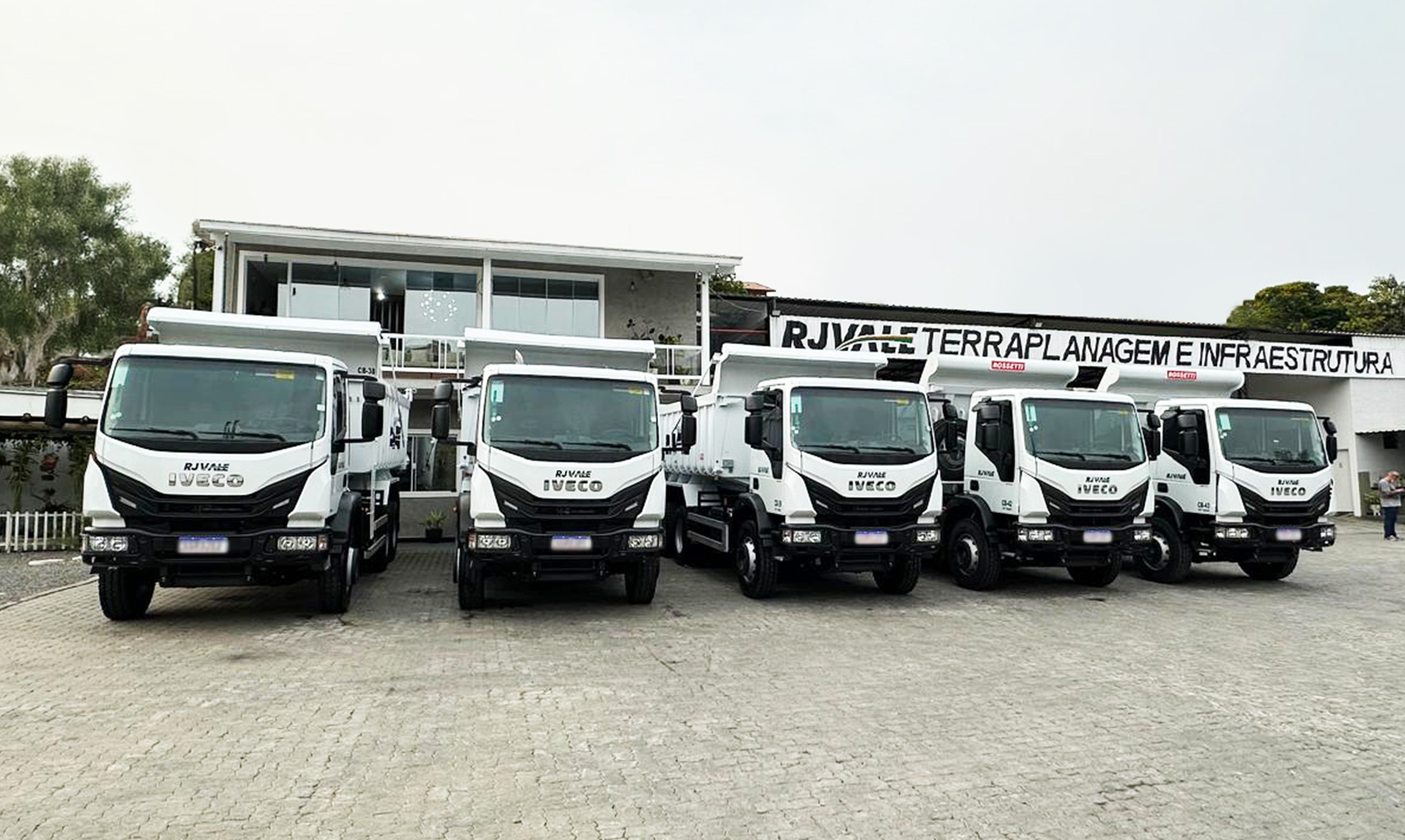 Caminhão Iveco TECTOR 27-320 6x4 2p (Diesel)(E6)