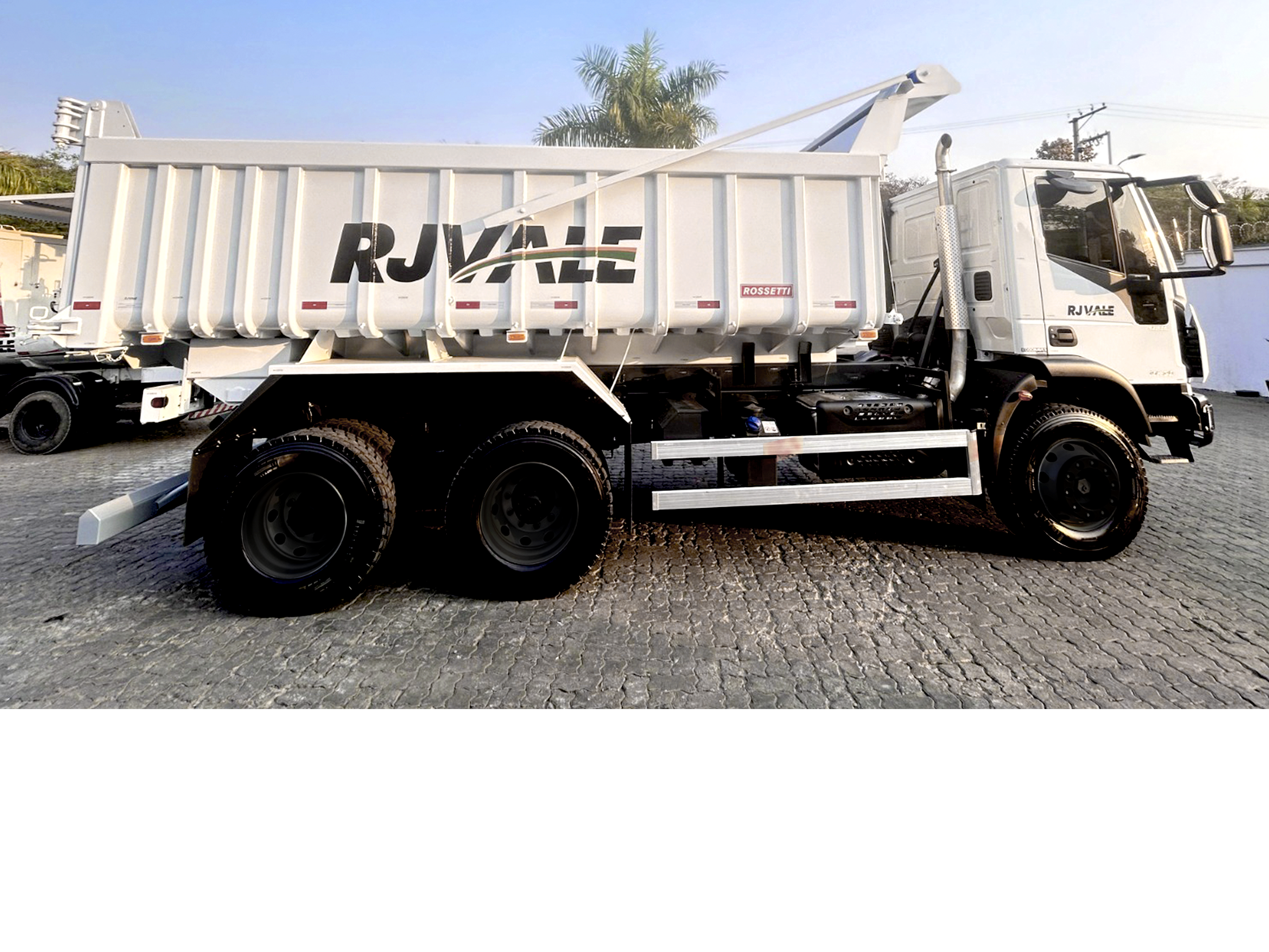 Caminhão Iveco TECTOR 27-320 6x4